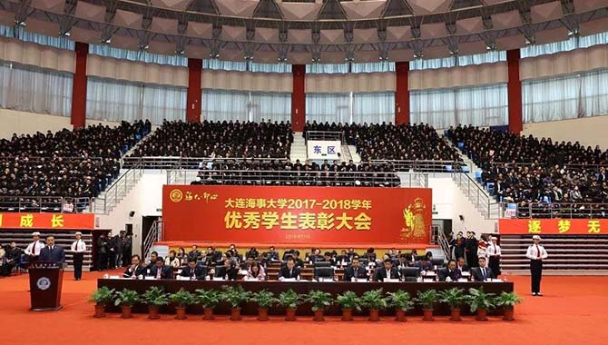 大连高校发钱大连部分高校确实给学生发钱，但并不是所有高校都会这样做。